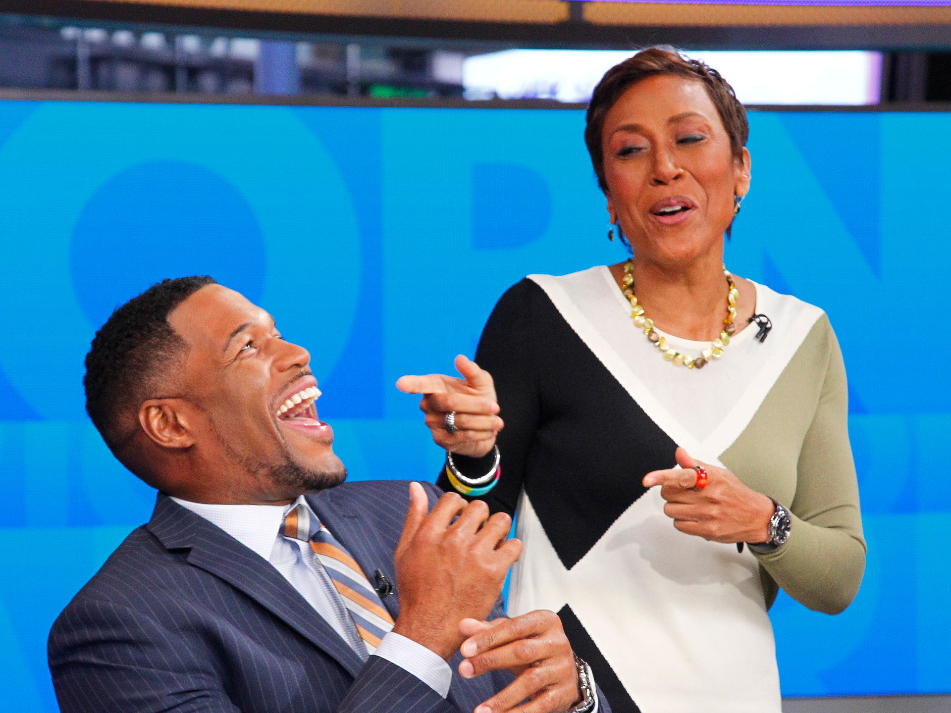 Robin Roberts của GMA nhắm vào hàm răng của Michael Strahan ...