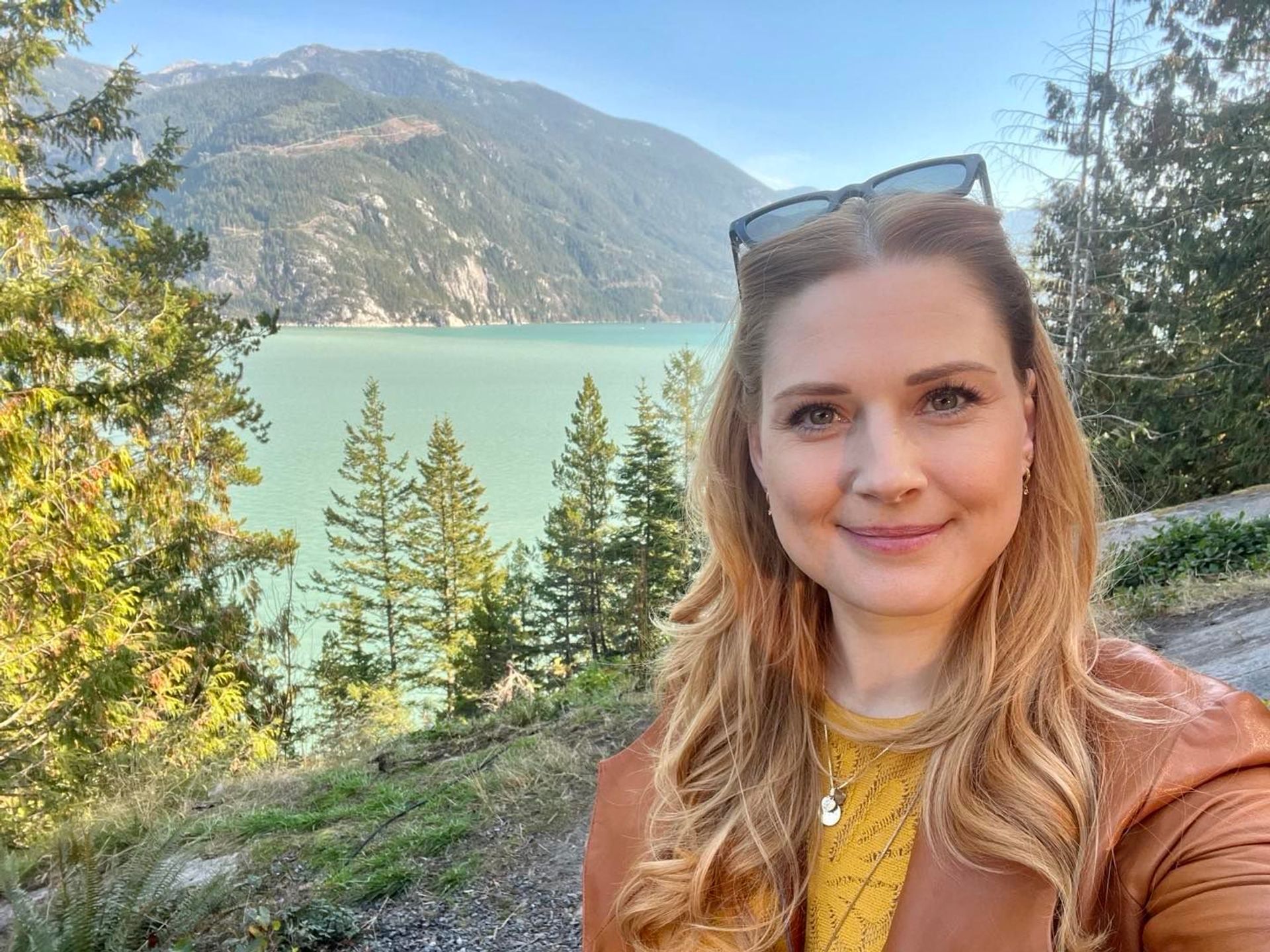 Mast qishloq ayoli eshakda sikiladi (ruscha uy qurilishi pornosi) Pastki qismida qiz bilan birinchi marta jinsiy aloqa qilish uchun pozitsiyalar