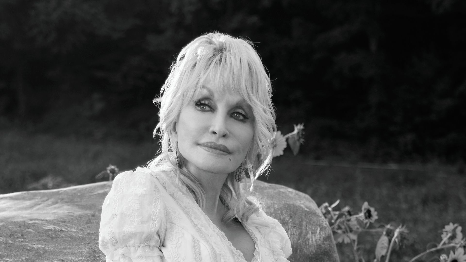 Dolly Parton has 'not stopped crying' after 'beautiful' tribute to late  husband Carl Dean | HELLO!