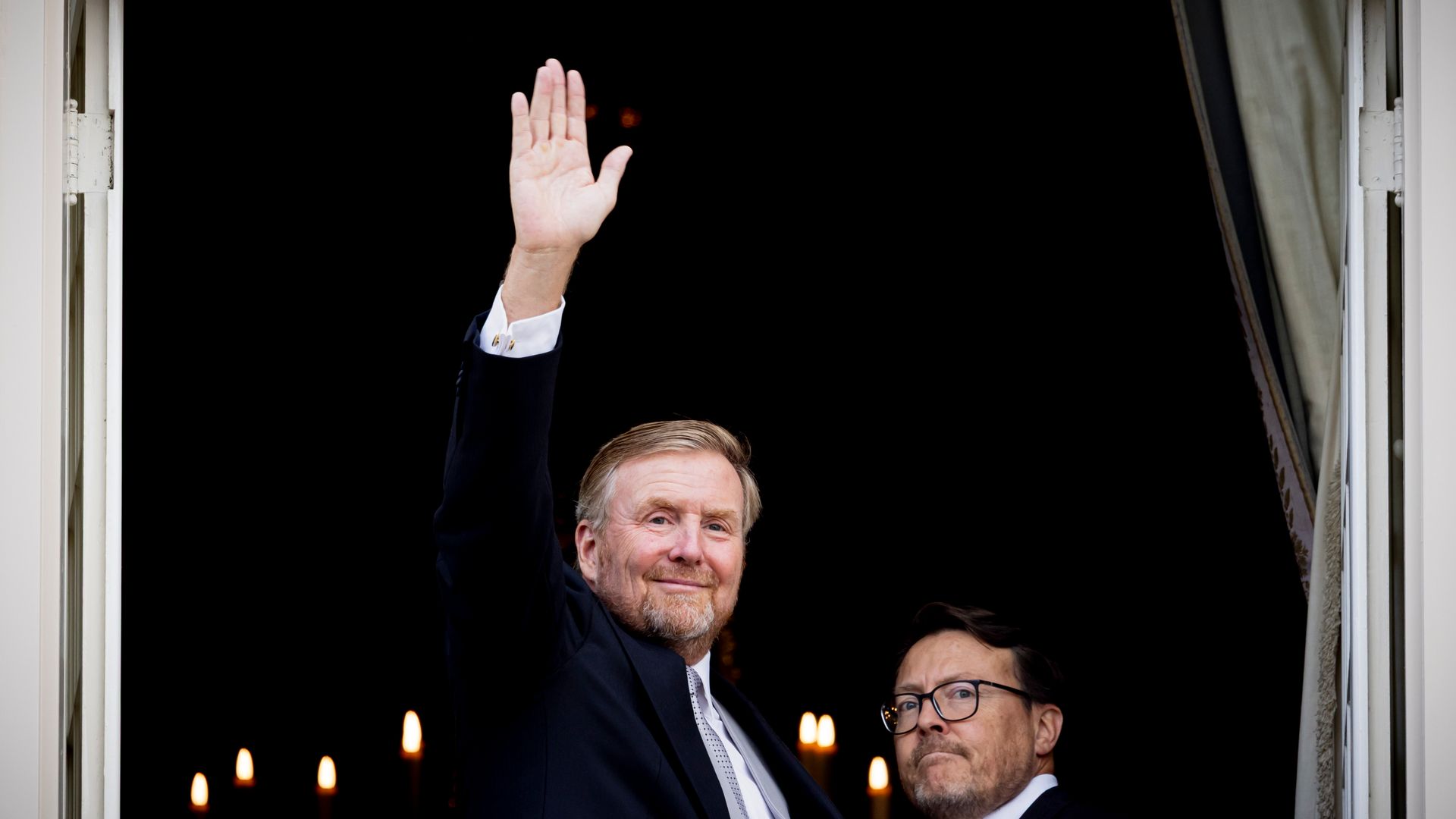King Willem-Alexander and Prince Constantijn heading inside a palace
