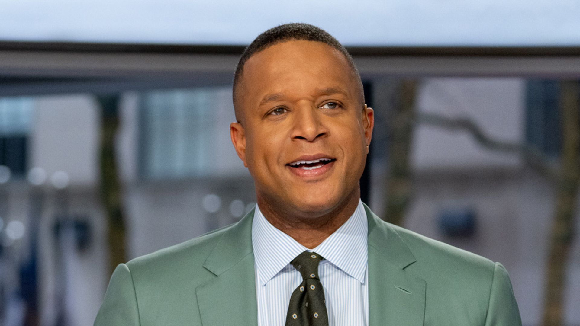 Craig Melvin và Savannah Guthrie tại phòng thu Today Show