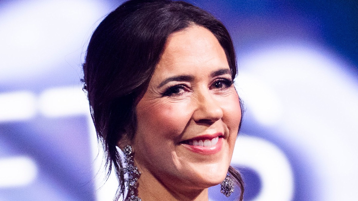 Queen Mary is a fashion spectacle in cut-out pencil skirt