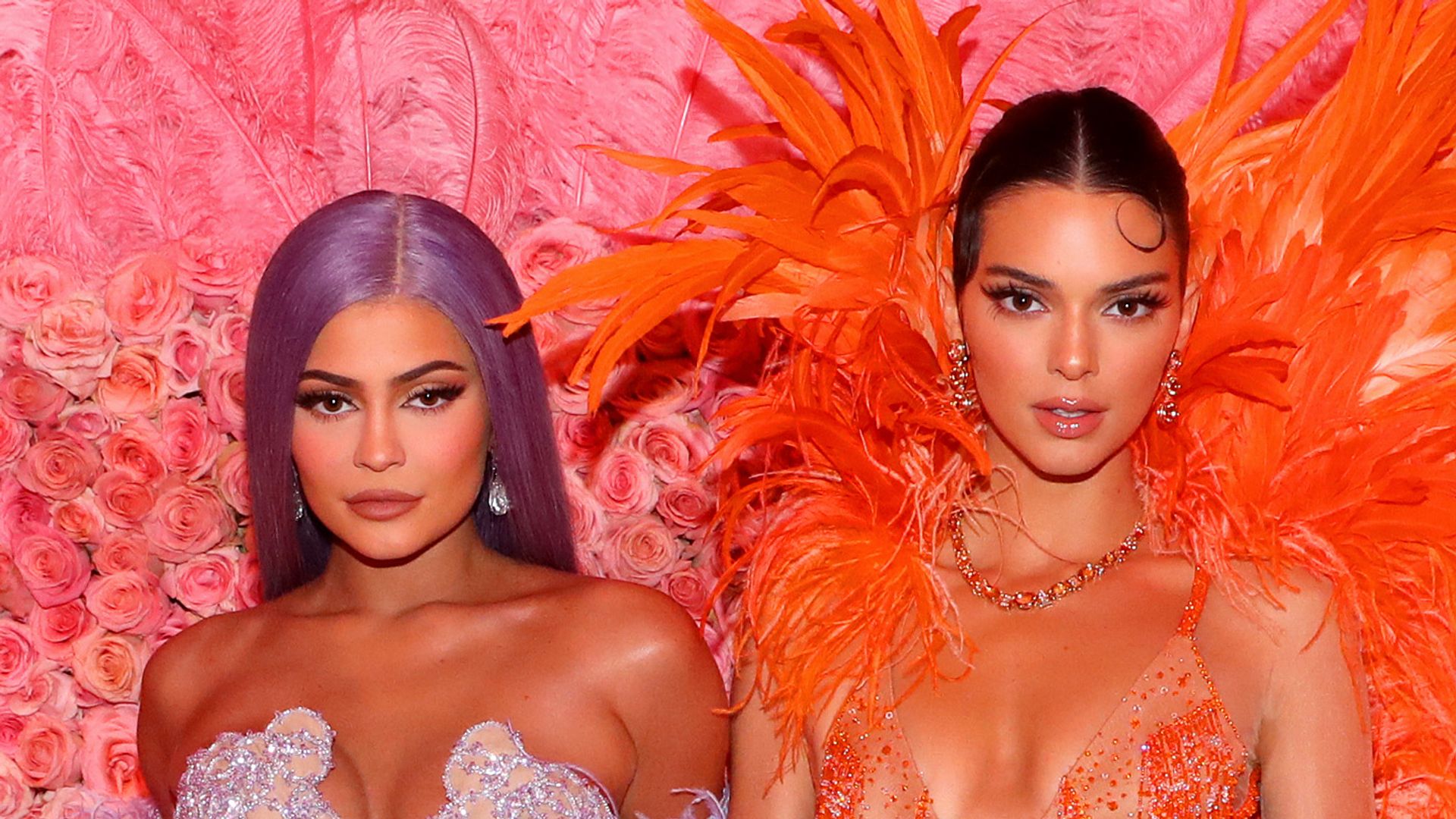 Kylie & Kendall Jenner サイン￼！Kardashians Kendall and Kylie Jenner Practice Their Pouts in Selfie Session