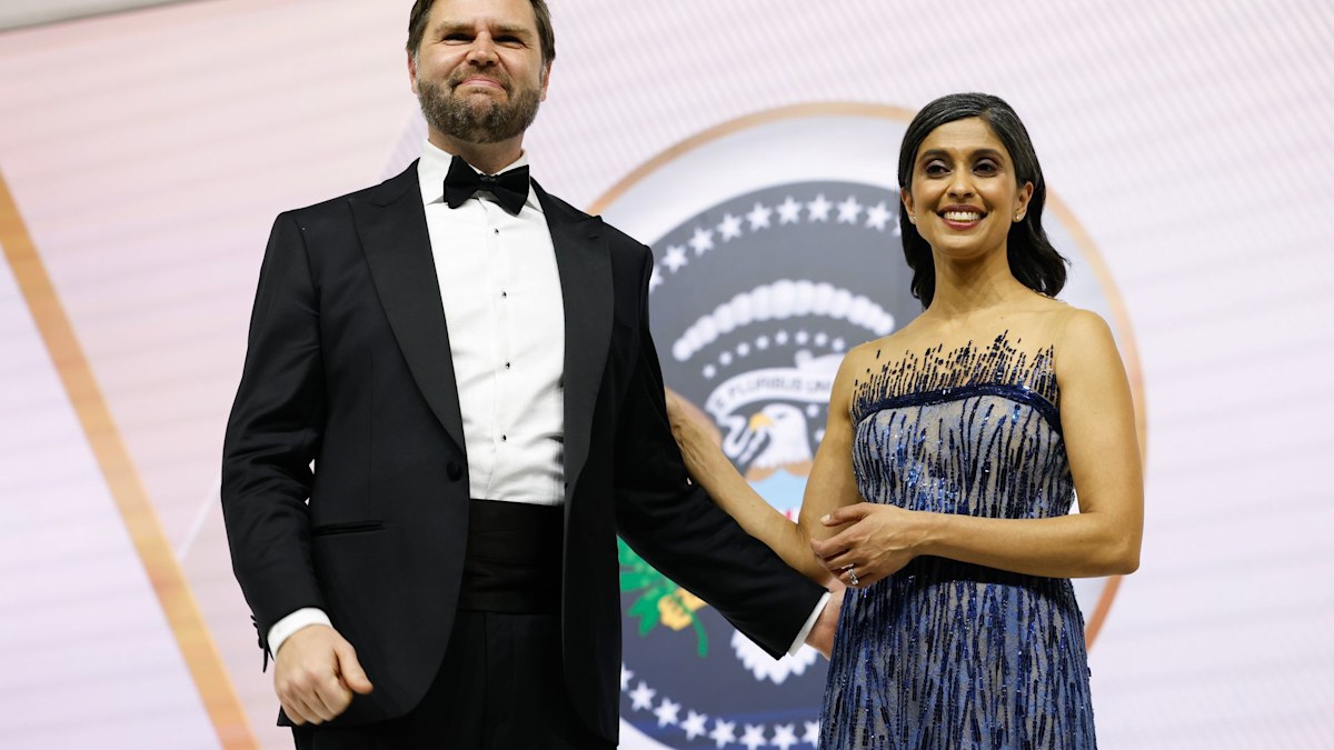 Vice President JD Vance surprises bride and groom during outing with wife Usha Vance and kids