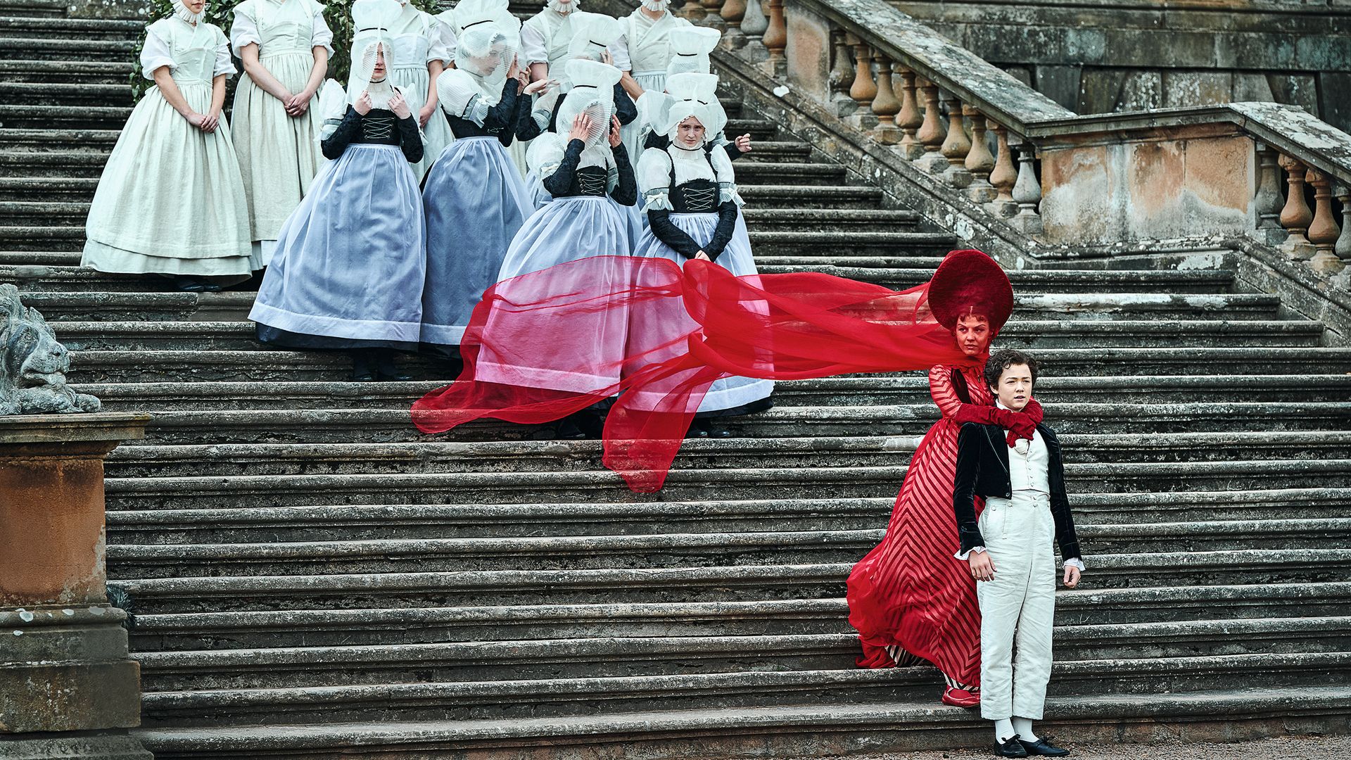 Mia Goth mengenakan kostum merah yang memukau dalam film tersebut