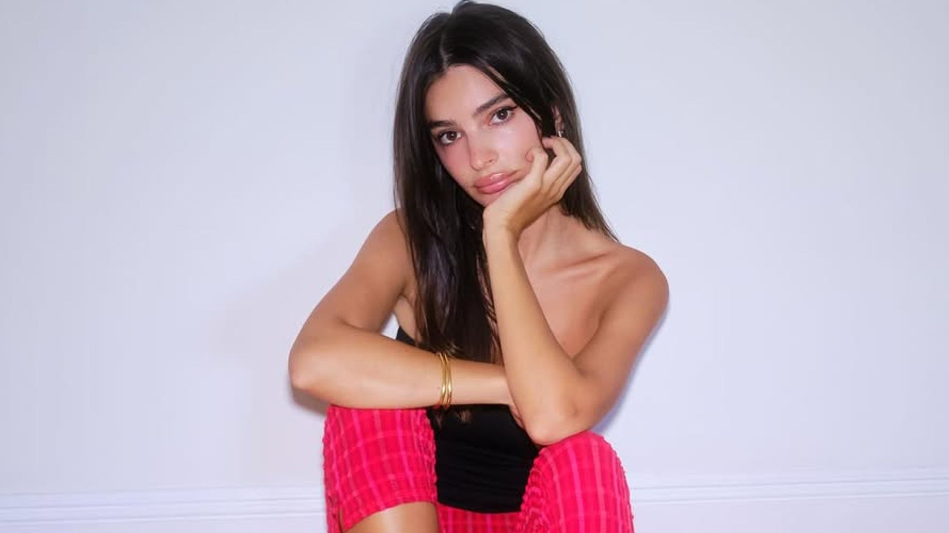 Emily Ratajkowski clings onto summer in bandeau top and capri pants