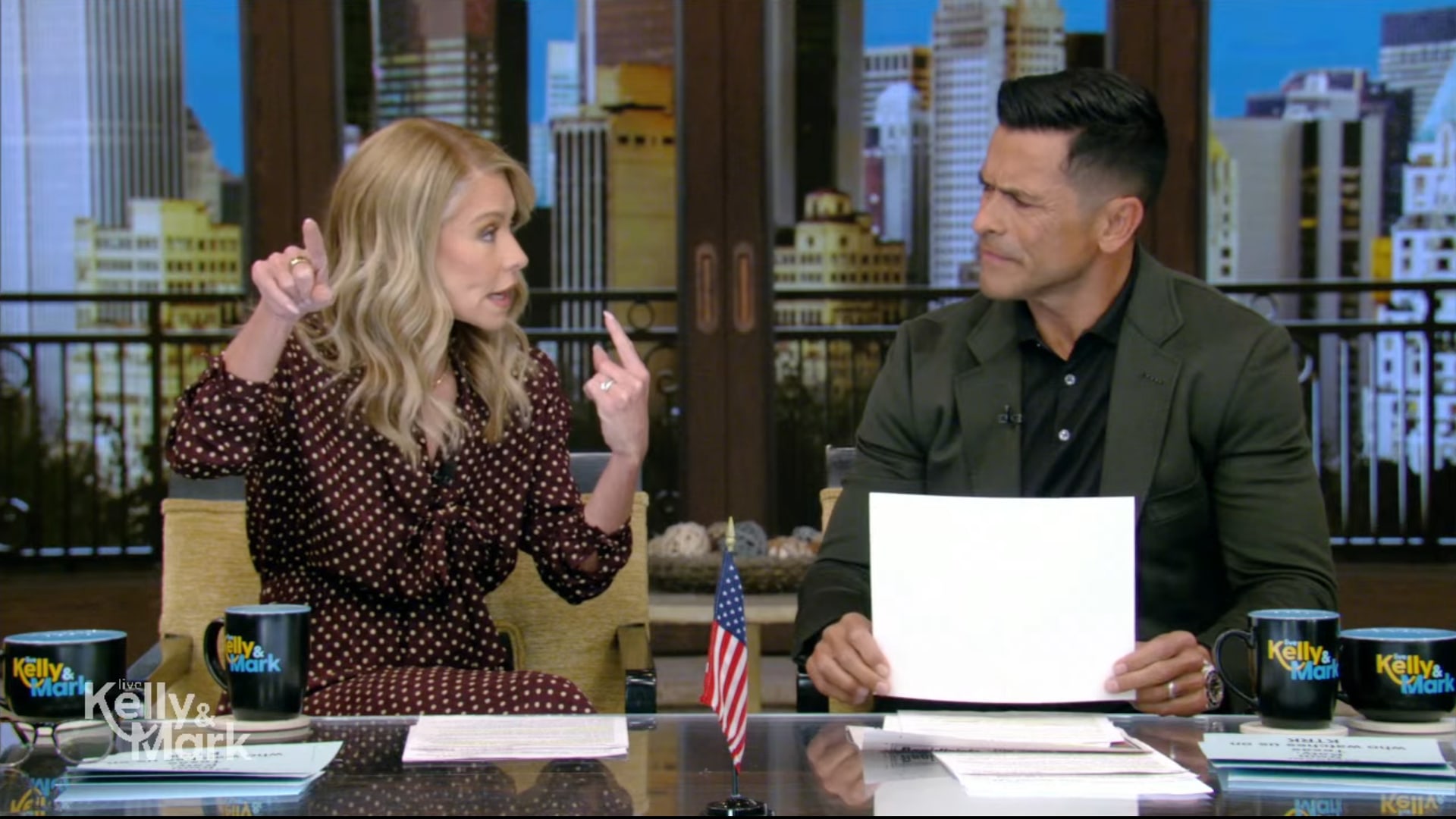 Kelly Ripa bị khán giả Live la ó và Mark Consuelos đe dọa sẽ 'bỏ đi khỏi trường quay' — bạn sẽ không tin lý do tại sao | XIN CHÀO!