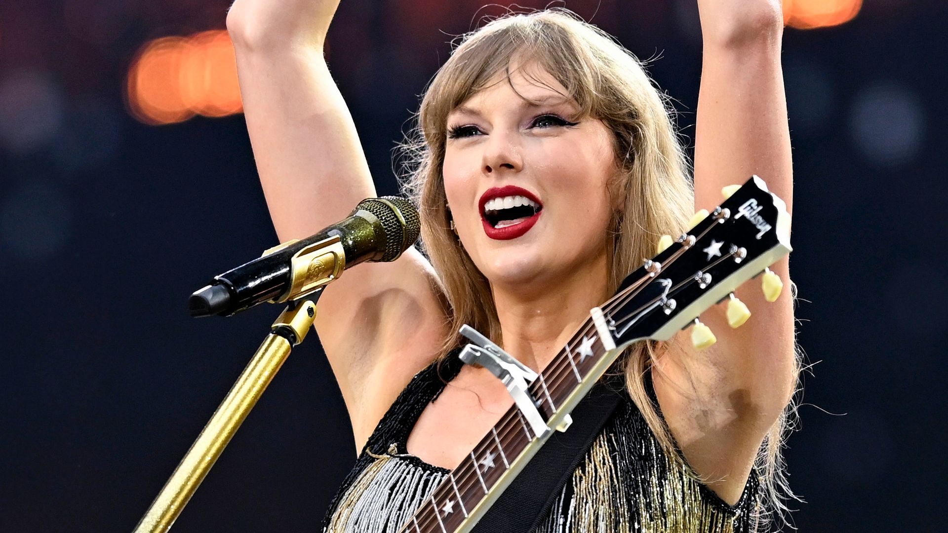 taylor swift on stage with guitar