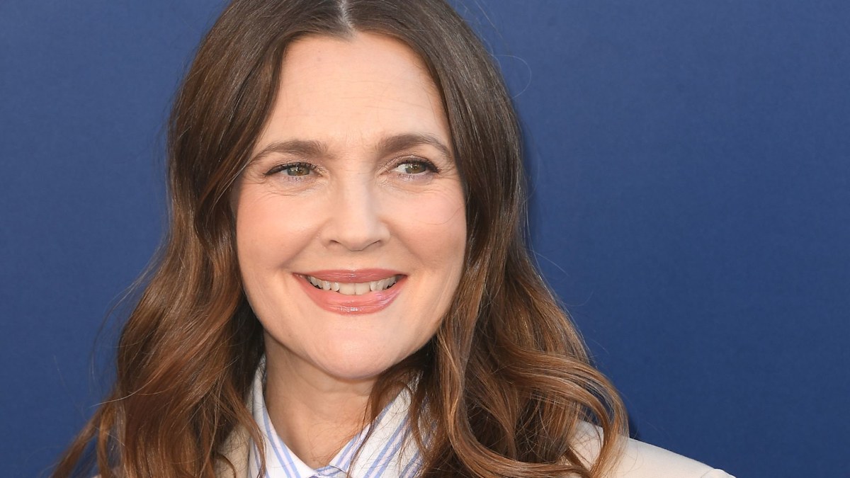 Drew Barrymore's unfiltered selfie inside her Manhattan apartment leaves fans asking the same question