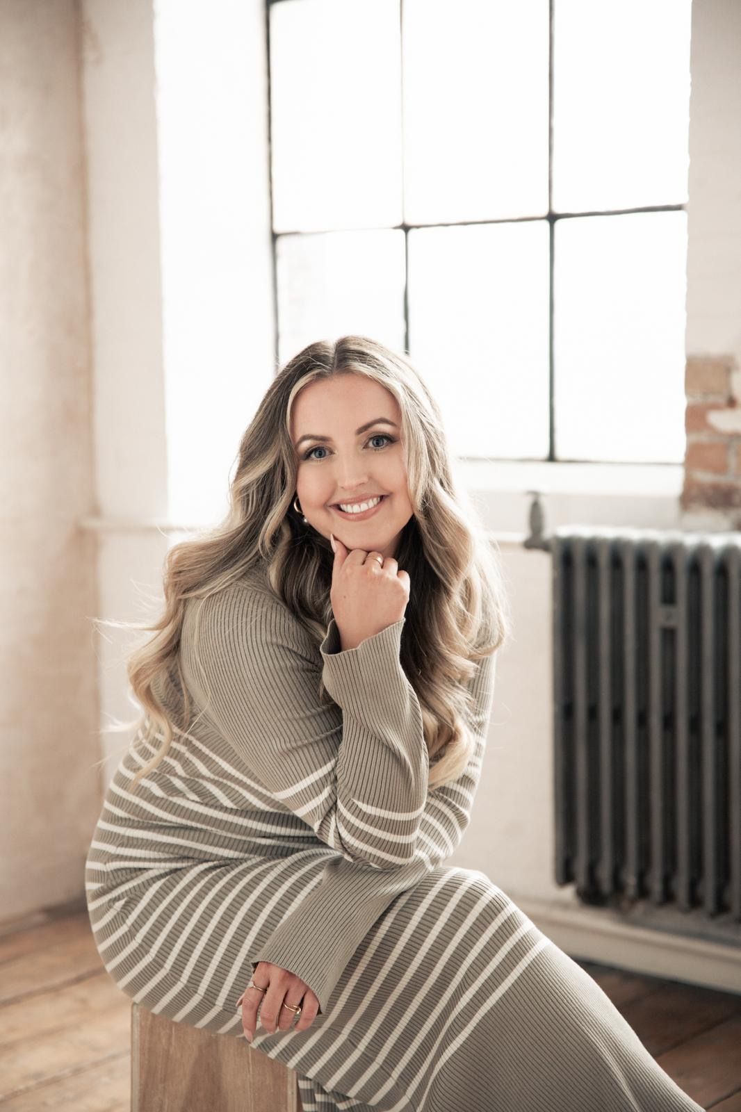 headshot of Laura Cleanaholic in a studio setting