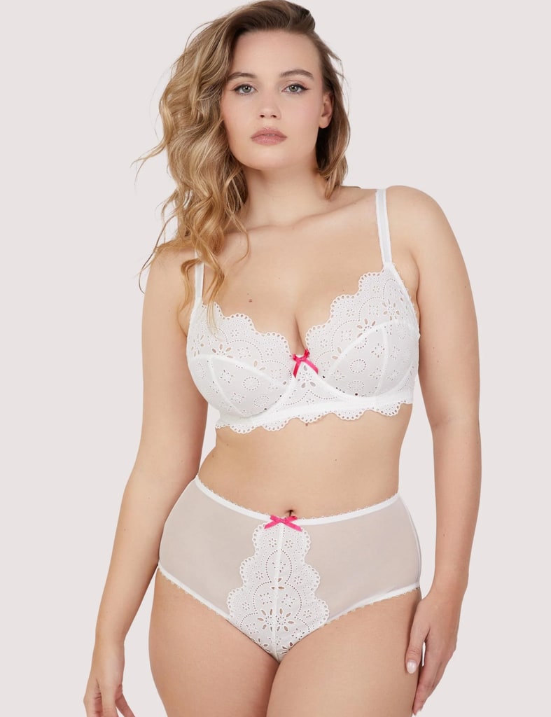 Model dalam set pakaian dalam putih