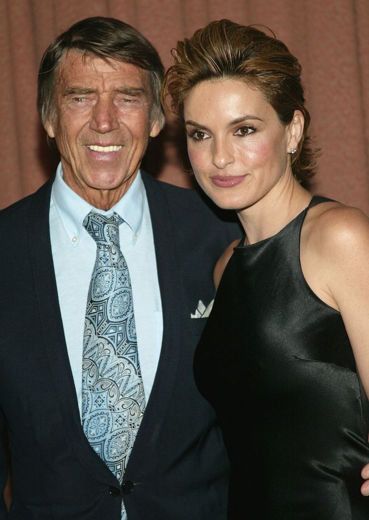 Mariska Hargitay và cha Mickey Hargitay tham dự lễ trao giải Gracie Allen năm 2004 của Hiệp hội Phụ nữ Mỹ trong lĩnh vực Phát thanh và Truyền hình tại Khách sạn New York Hilton vào ngày 22 tháng 6 năm 2004 tại Thành phố New York