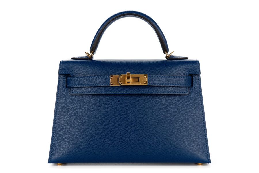 Tiffany membawa Hermès Mini Kelly di 'Deep Blue Madame' 