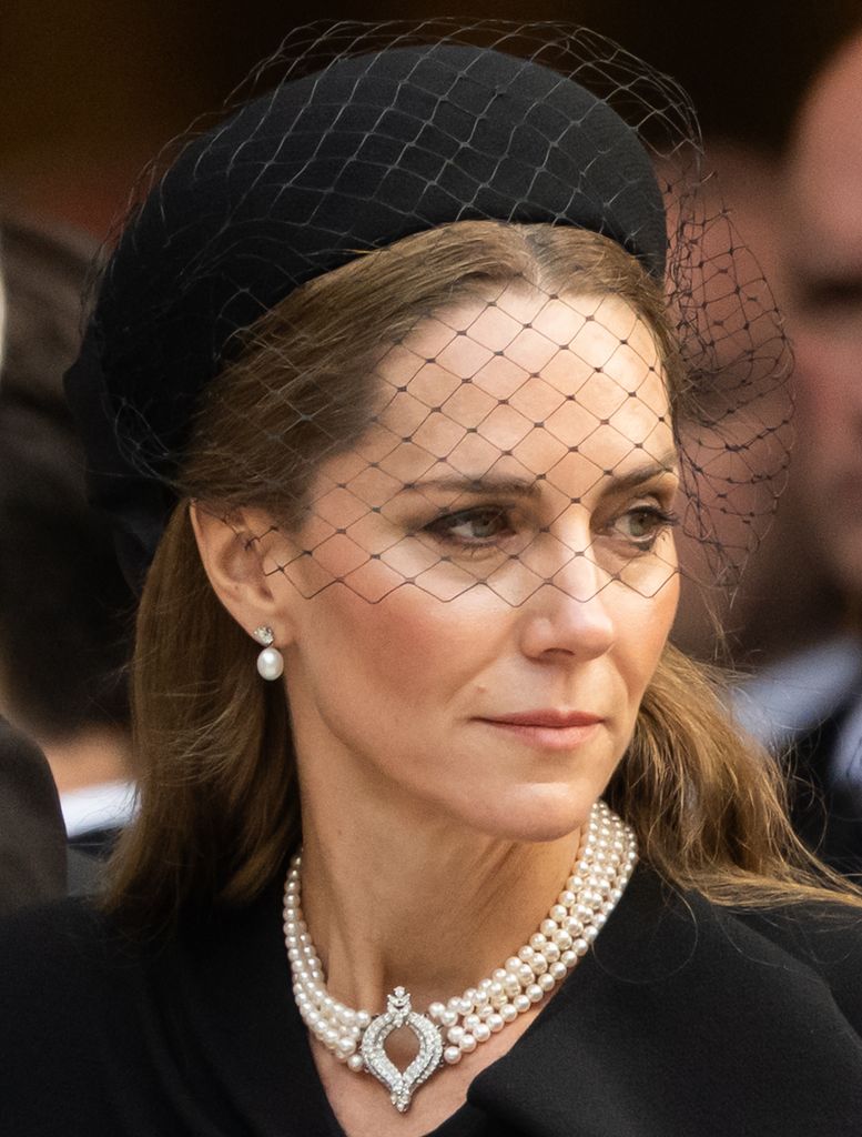 Kate Middleton dalam gaun pemakaman dengan kerudung