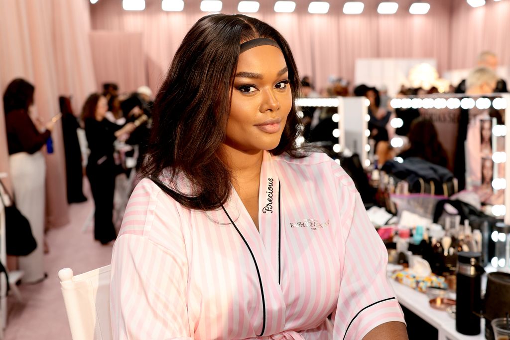 Precious Lee bersiap di belakang panggung di Victoria's Secret Fashion Show 2025 pada 15 Oktober 2025 di New York City