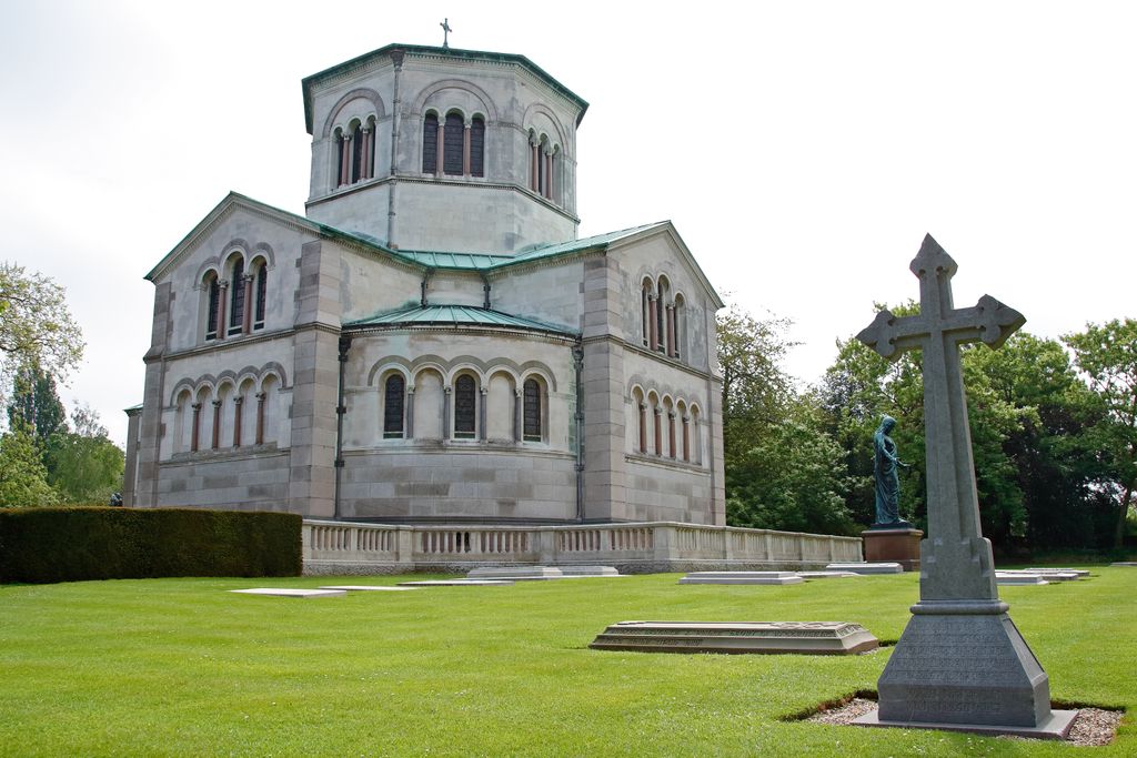 Eksterior Royal Mausoleum dan Royal Burial Ground dengan Lawn
