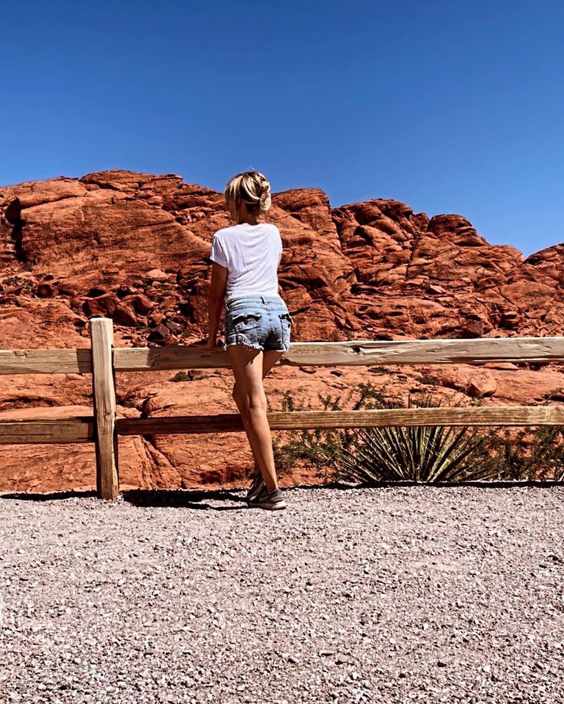 Debbie Gibson Memperhatikan Red Rock Canyons