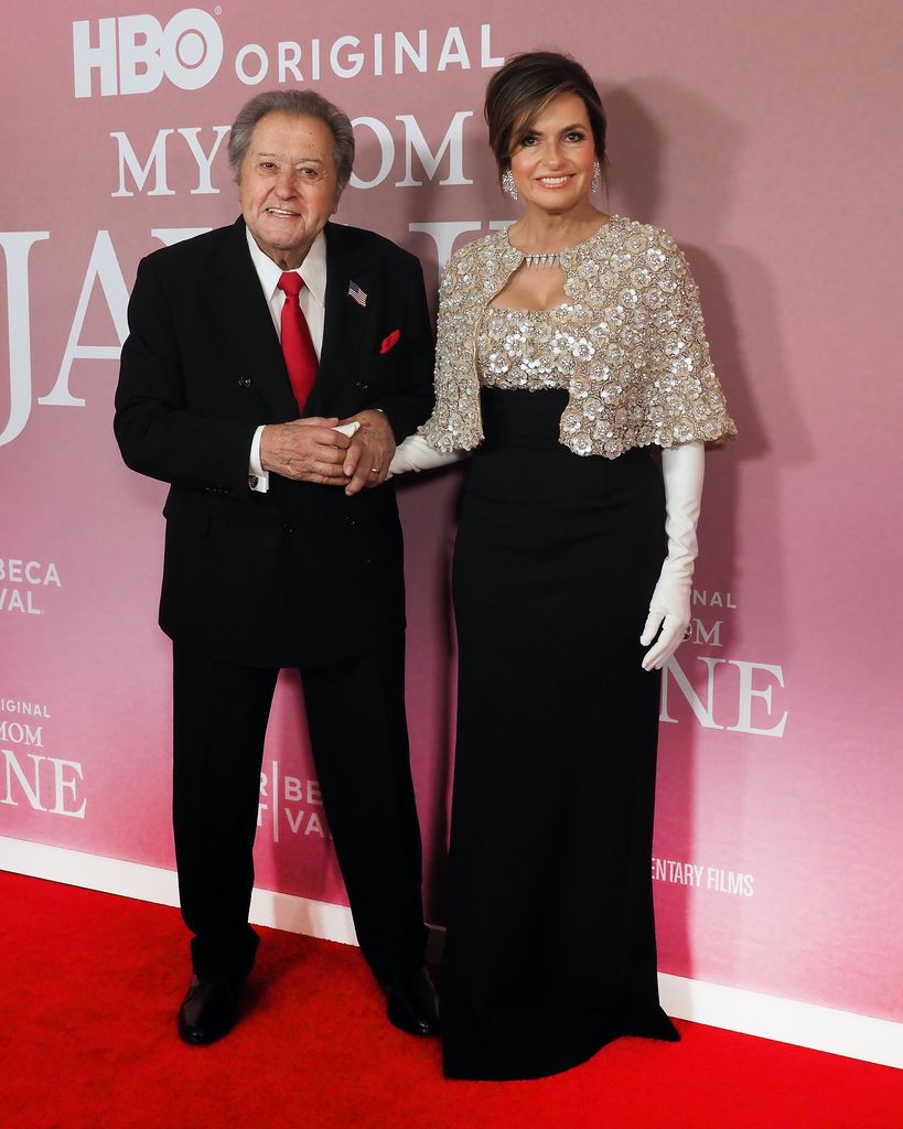 ảnh mariska hargitay nắm tay nelson sardelli