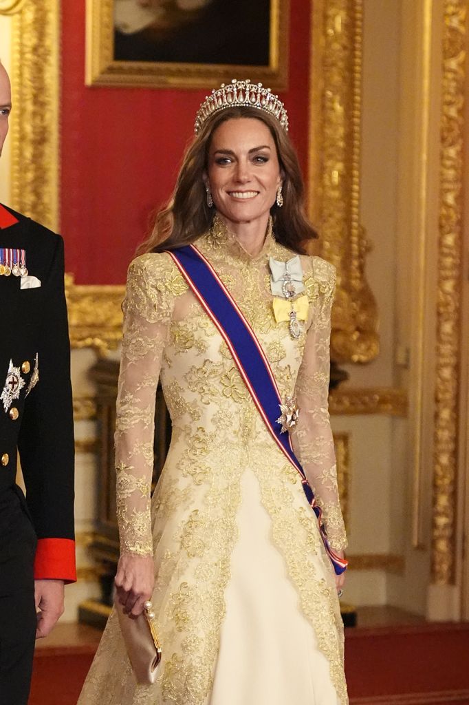 Catherine, Putri Wales dengan gaun emas dan tiara berlian