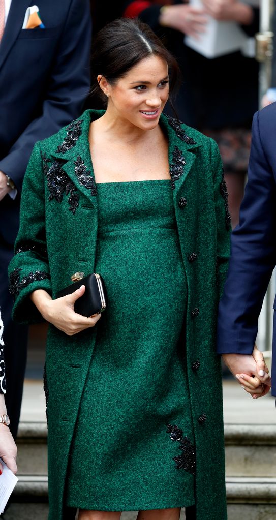 The Duchess of Sussex memakai koordeso hijau dengan detail applique