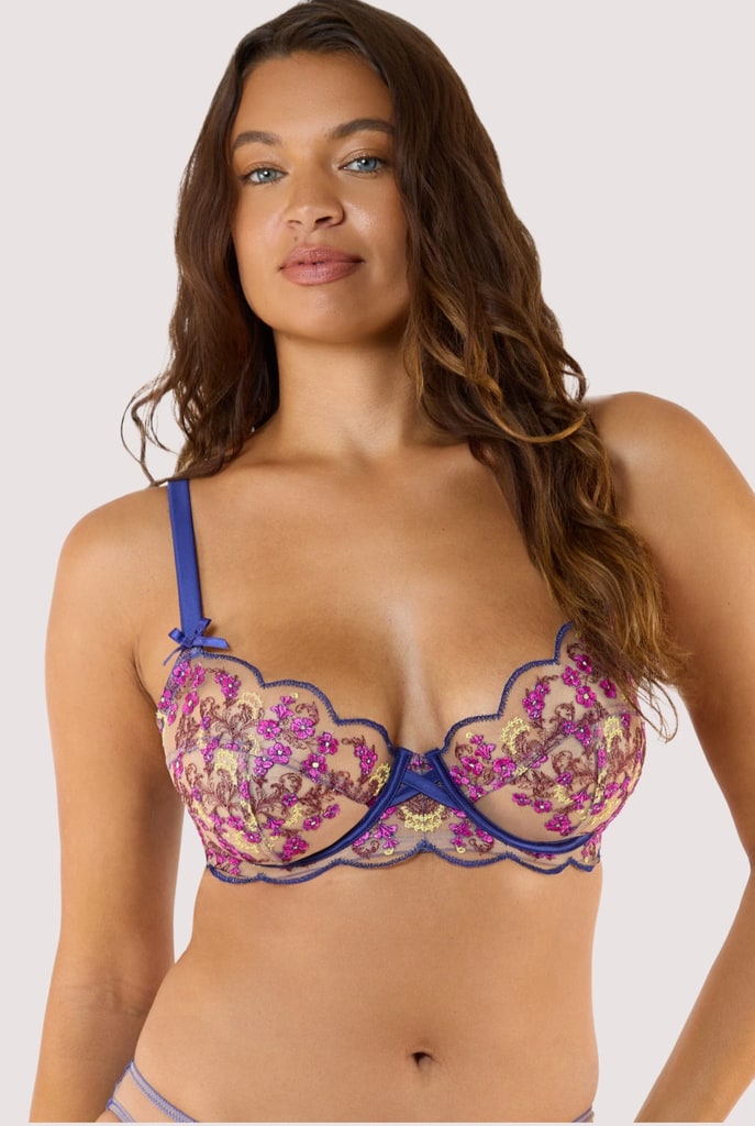 Model dalam bra bunga dengan tali biru