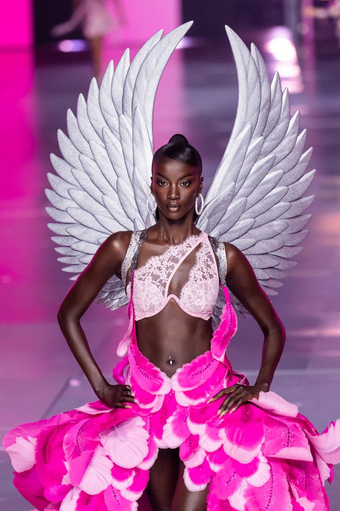 Anok Yai berjalan di runway saat Victoria's Secret Fashion Show 2024 di Duggal Greenhouse pada 15 Oktober 2024 di Brooklyn, New York