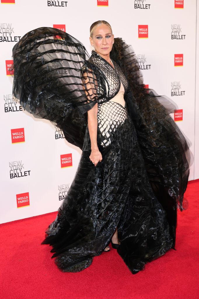Sarah Jessica Parker di karpet merah dengan gaun hitam bersayap