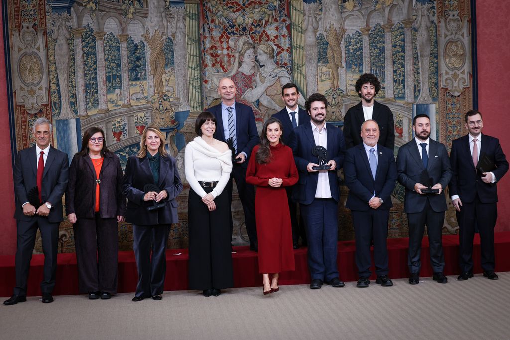 MADRID, SPANYOL - 06 NOVEMBER: Ratu Letizia dari Spanyol (5R) dan Menteri Sains, Inovasi, dan Universitas Diana Morant (4L) menghadiri Upacara Penghargaan Inovasi dan Desain Nasional 2024 dan 2025 di Palacio de El Pardo pada 06 November 2025 di Madrid, Spanyol. (Foto oleh Paolo Blocco/WireImage)