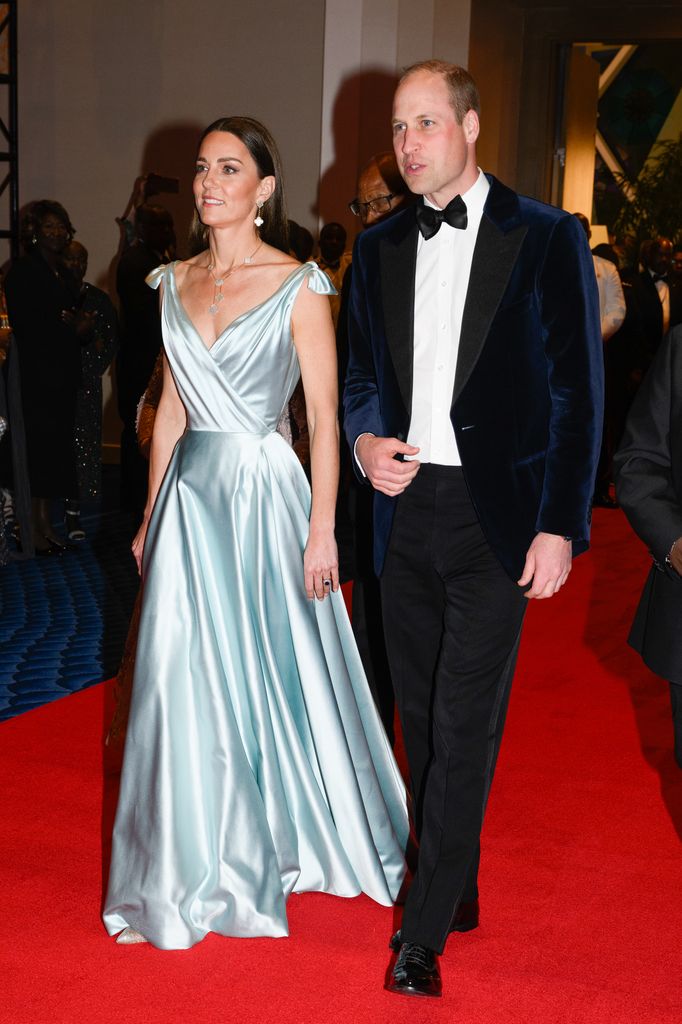 Pangeran William dan Catherine di karpet merah dengan gaun satin