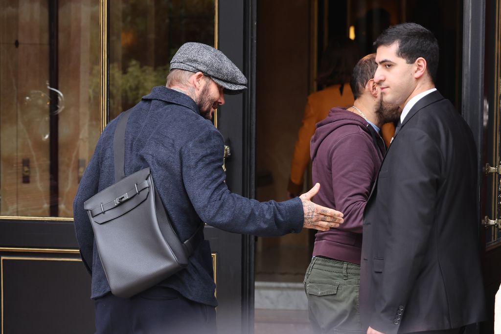 David Beckham meninggalkan hotelnya selama musim semi musim semi musim panas 2026 sebagai bagian dari Paris Fashion Week