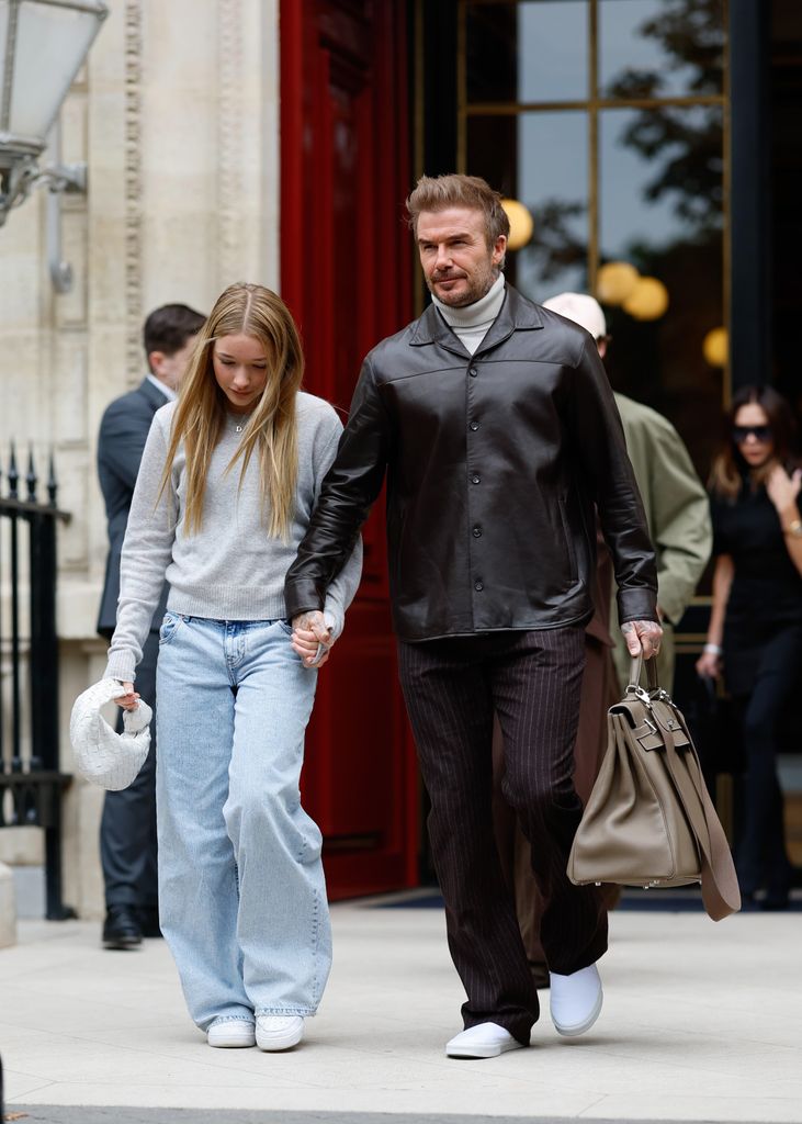 Harper Beckham dan David Beckham terlihat pada 29 September 2024 di Paris, Prancis. (Foto oleh gambar Rachpoot/Bauer-Griffin/GC)