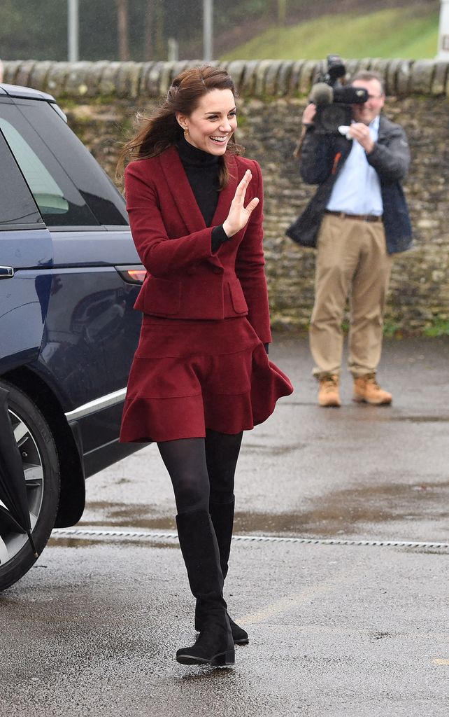 Kate Middleton Mengenakan Rok Burgundy di 2017 di South Wales