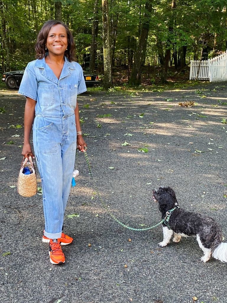 Deborah Roberts đang dắt chú chó Pepper qua đời bằng dây xích