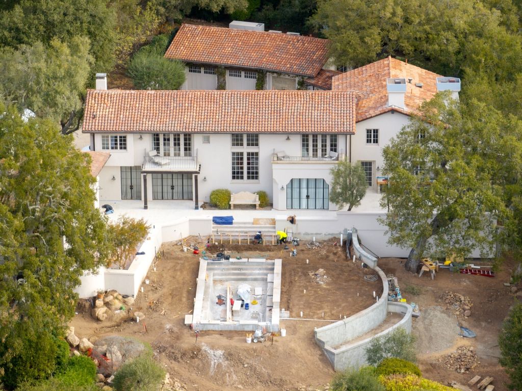 Aerial views of Jennifer Aniston's hideaway mansion, purchased from Oprah for $14.8 million