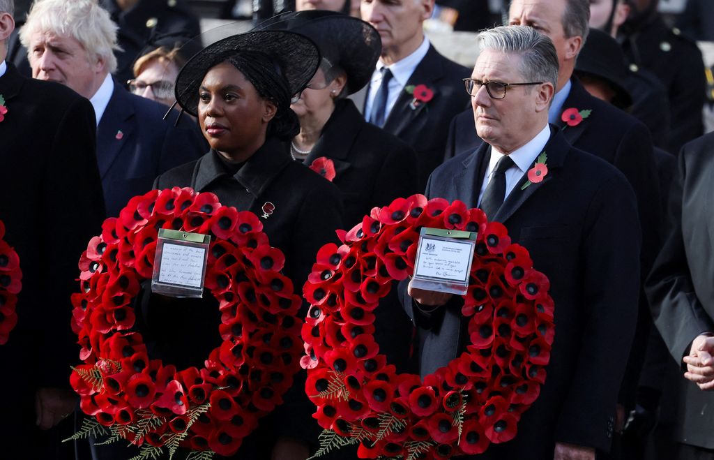 Perdana Menteri Keir Starmer dan pemimpin Partai Konservatif Inggris Kemi Badenoch membawa karangan bunga selama Layanan Peringatan Nasional 2025 di The Cenotaph pada 9 November. 