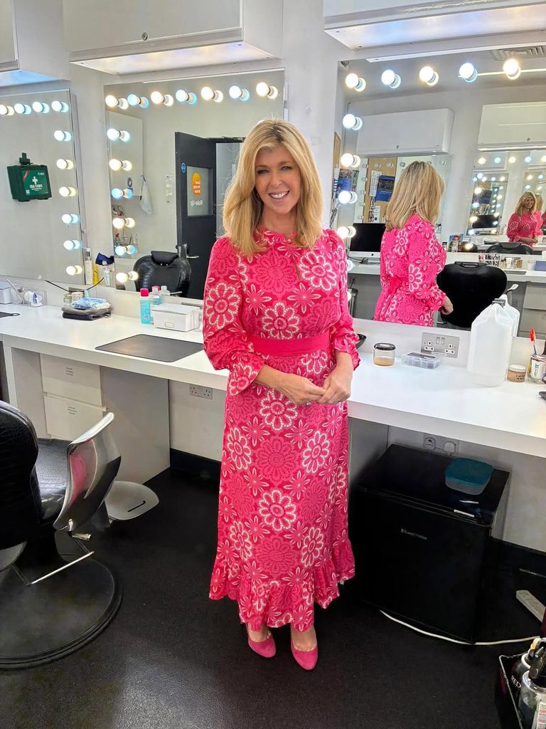 Gaun merah muda Kate Garraway