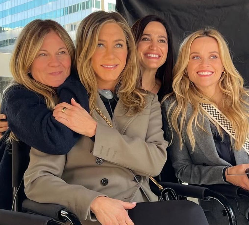 Jennifer Aniston wearing the Oura ring while on the set of The Morning Show