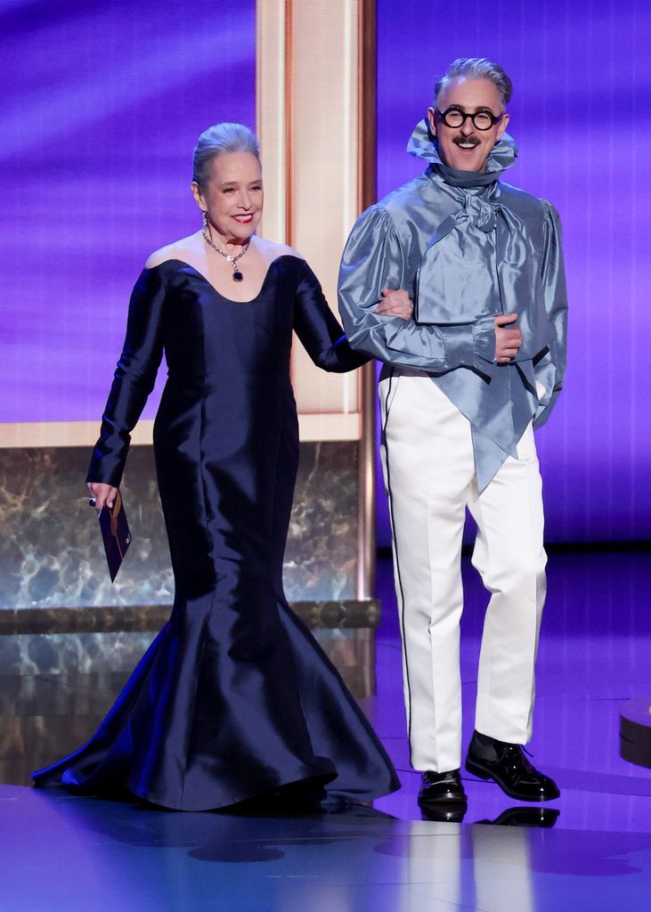 Kathy Bates dan Alan Cumming di Primetime Emmy Awards ke -77 diadakan di Peacock Theatre pada 14 September 2025 di Los Angeles, California