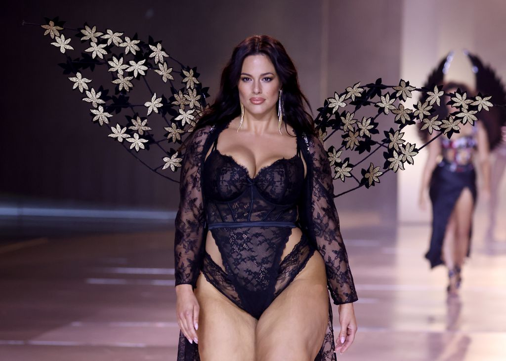 Ashley Graham di runway pada Victoria's Secret Fashion Show yang diadakan di Brooklyn Navy Yard pada 15 Oktober 2024 di New York, New York