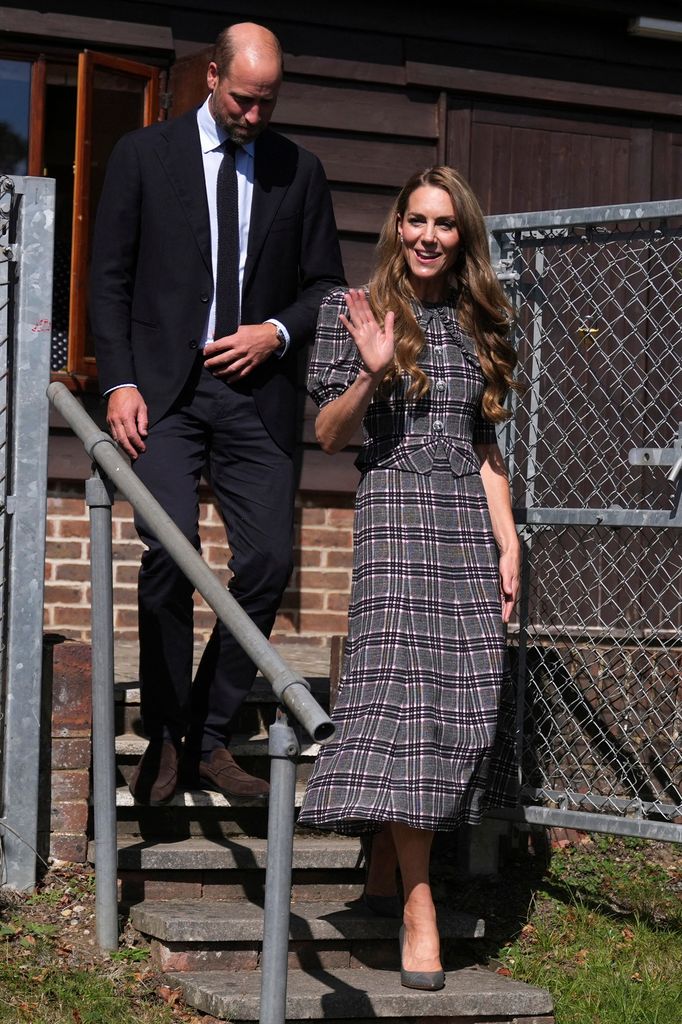 Catherine, Putri Wales dan William, Prince of Wales berangkat kunjungan ke Federasi Nasional Institut Wanita. Cathrine mengenakan satu set, blazer abu -abu dan rok panjang dan William mengenakan setelan hitam