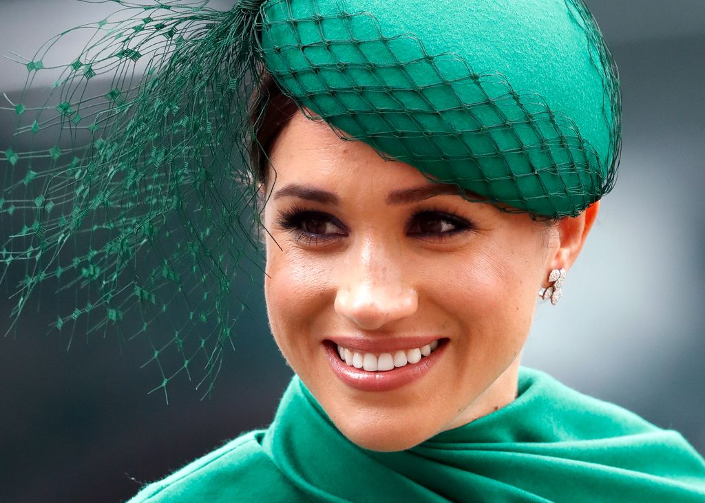 Meghan's brows are arch-less and straight