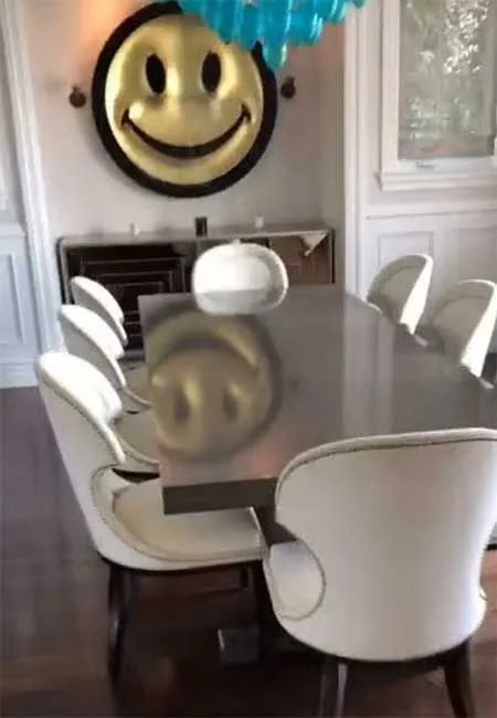 gordon-dining-room-with-smiley-artwork