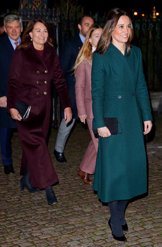 Pippa berjalan ke Westminster Abbey di malam hari bersama Carole dan Michael Middleton, Alizee Thevenet dan James Middleton