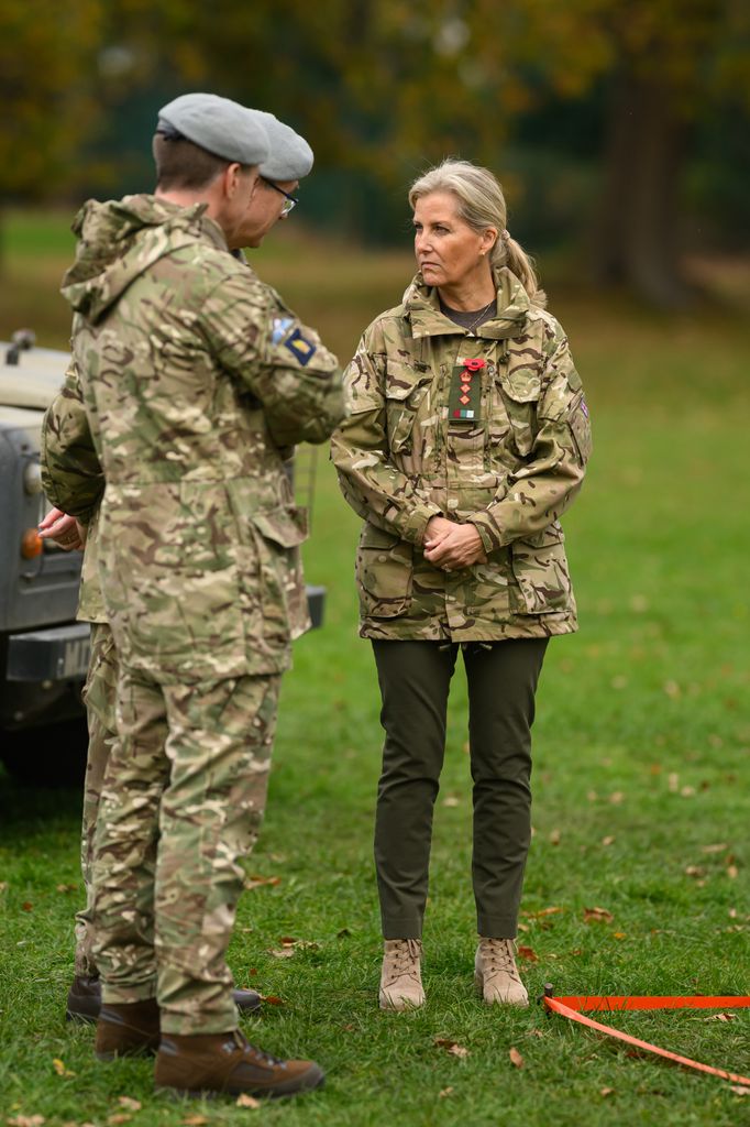 Duchess Sophie tampak cantik dalam balutan mantel militernya