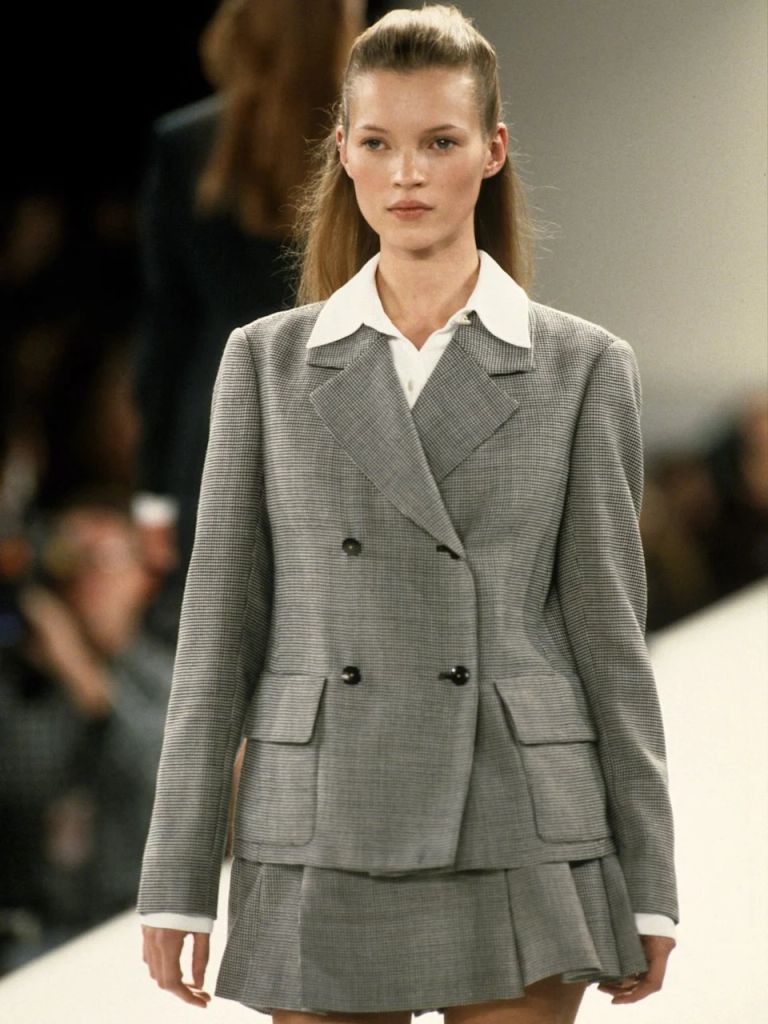 Kate Moss mengenakan jaket dan rok co-ord di catwalk Isaac Mizrahi pada tahun 1994