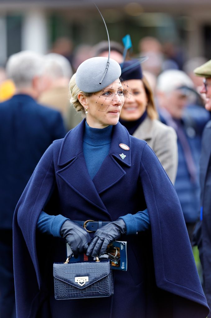 Zara Tindall menghadiri hari ke-1 'Hari Juara' Festival Cheltenham di Arena Balap Cheltenham pada 12 Maret 2024 di Cheltenham, Inggris. (Foto oleh Max Mumby/Indigo/Getty Images)