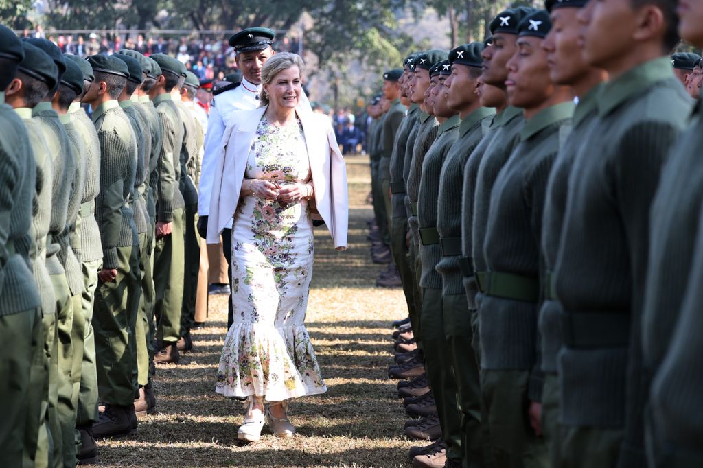 Sophie, Duchess of Edinburgh, mengulas tentara dengan gaun bermotif bunga