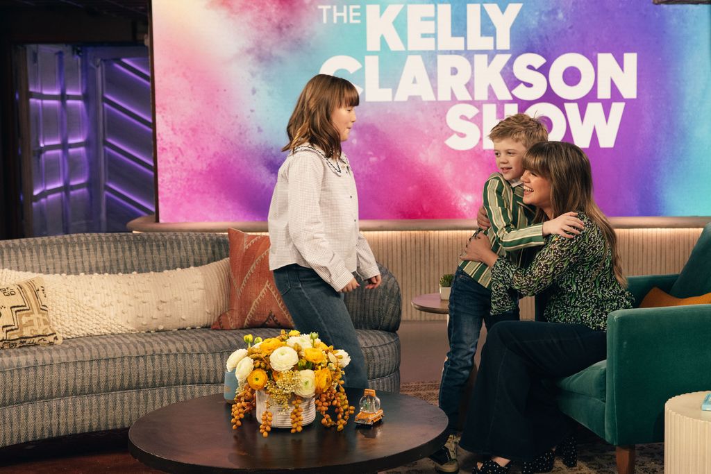 Kelly Clarkson bersama anak-anaknya Remi dan River 