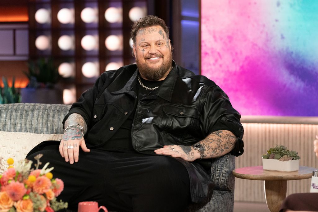 jelly roll seated black outfit