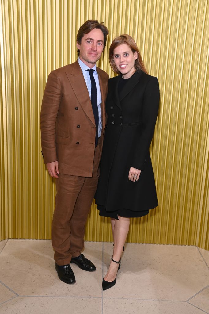 Edoardo Mapelli Mozzi di samping putri Beatrice dalam gaun hitam